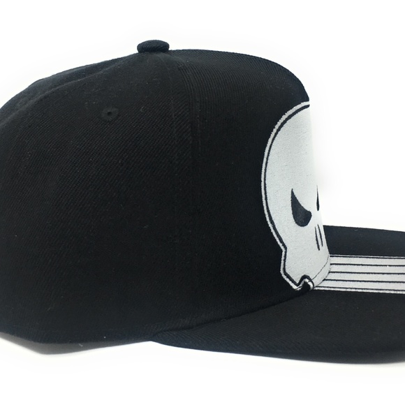 Punisher - Logo on Poly Faux Wool White/Black Snapback - Picture 3 of 5